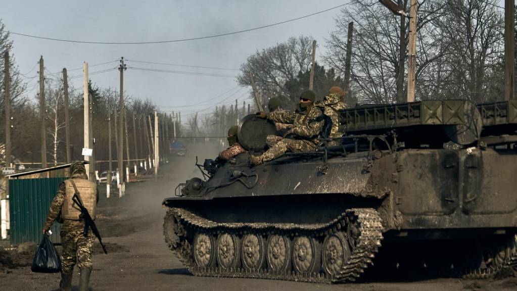 Ukrainische Soldaten fahren auf einem gepanzerter Mannschaftstransportwagen auf einer Straße in Bachmut, dem Schauplatz schwerer Kämpfe. Foto: LIBKOS/AP/dpa
