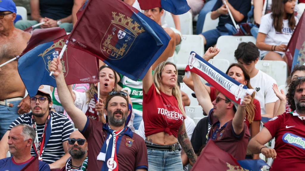 Die Fans von Torreense feiern den grössten Erfolg der Vereinsgeschichte