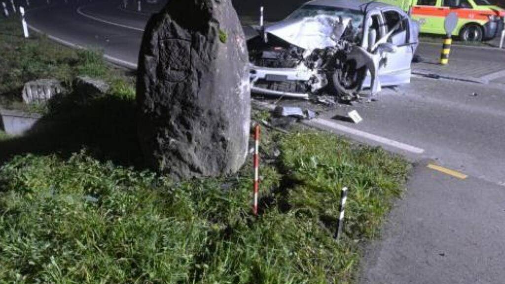 Beim Aufprall in den Findling verletzten sich die vier jugendlichen Insassen in Neerach teilweise schwer.