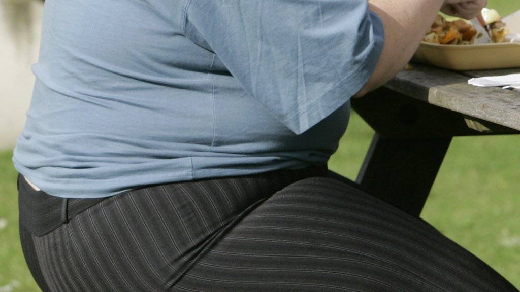 Auch nur eine Gewichtsreduktion um fünf Prozent senkt bei Übergewichtigen das Risiko für manche Erkrankungen deutlich. (Archiv)