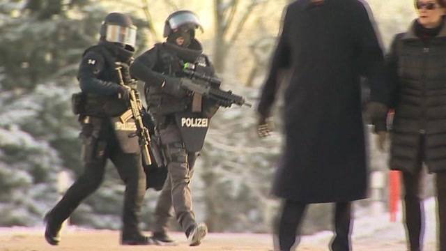 Zwei teils schwer verletzte Polizisten, Täter tot