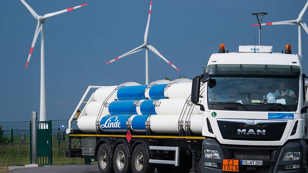 Ein Wasserstofftankfahrzeug verlässt das Gelände eines Energieparks in Deutschland: Um Klimaneutralität im Jahre 2050 zu erreichen, braucht es vor allem «grünen» Wasserstoff - etwa aus Windkraft. Die Schweiz ist aktuell daran, das Potential des Wasserstoffs zu analysieren. (Archiv)