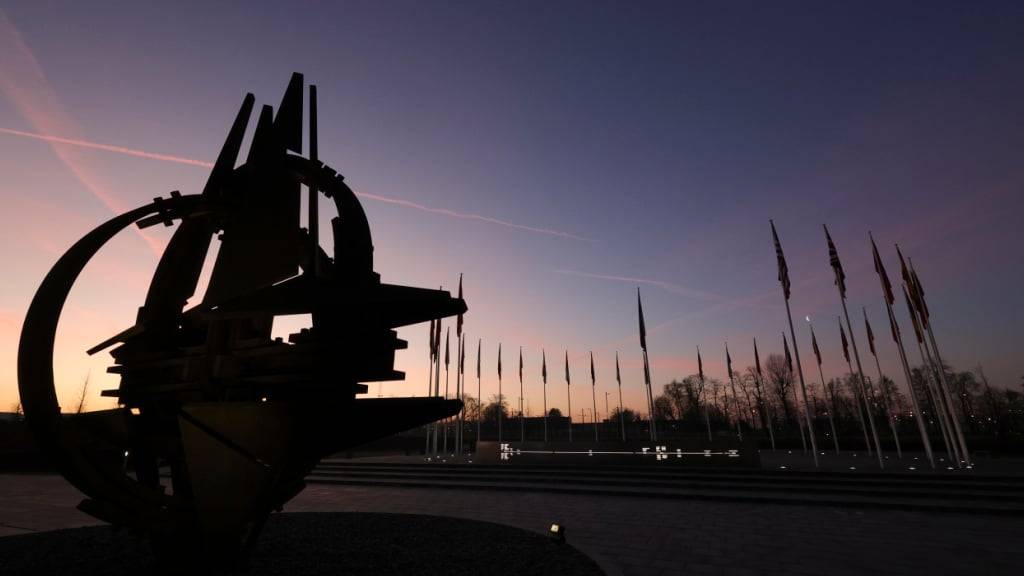 ARCHIV - Die Sonne geht über der Skulptur mit dem Nato-Stern vor dem Hauptquartier des Bündnisses auf. Foto: Olivier Matthys/AP/dpa