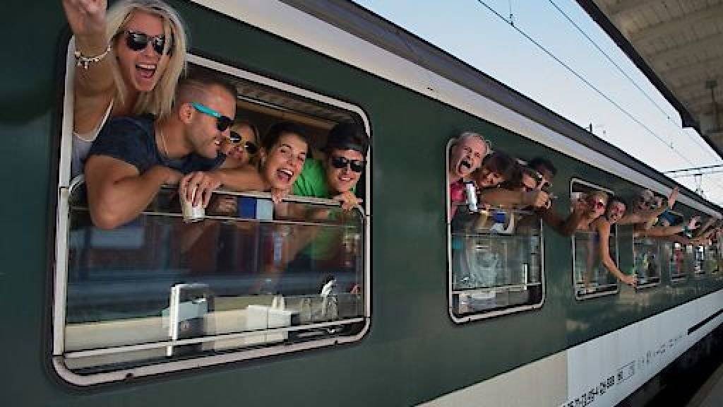 Sechs Mal pro Monat benutzen Schweizerinnen und Schweizer im Durchschnitt den Zug - zum Beispiel um aus dem Tessin an die Street Parade nach Zürich zu reisen. (Archivbild)