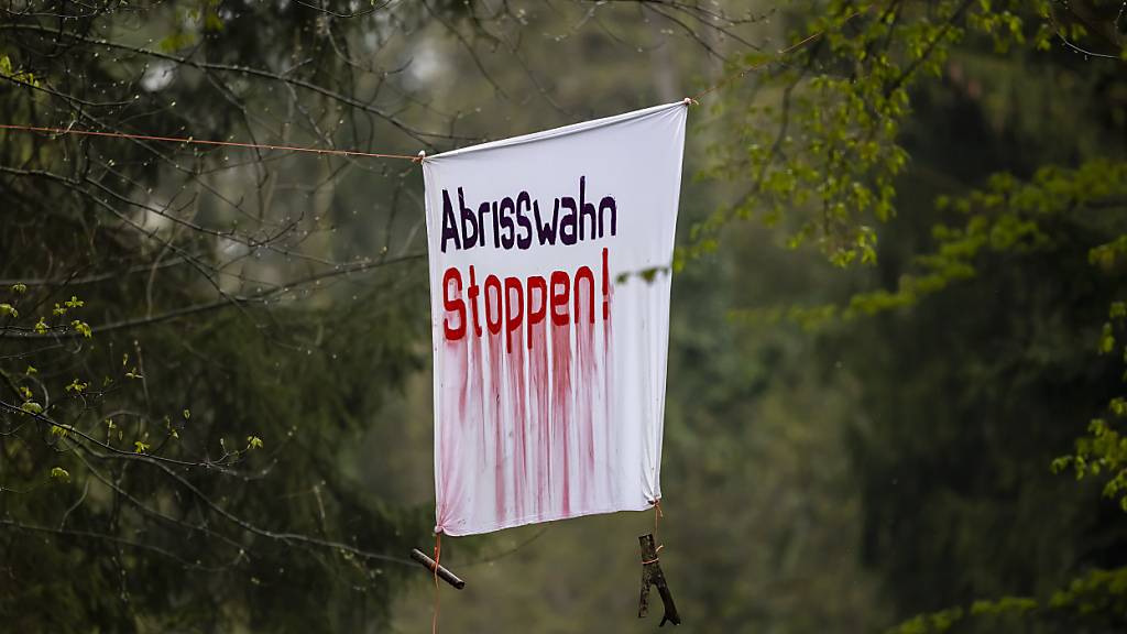 Umweltaktivisten besetzten im April 2023 einen Rümlanger Wald, um gegen eine Deponie-Erweiterung zu protestieren: Das Bezirksgericht Dielsdorf befasst sich nun mit dem Fall. (Archivbild)