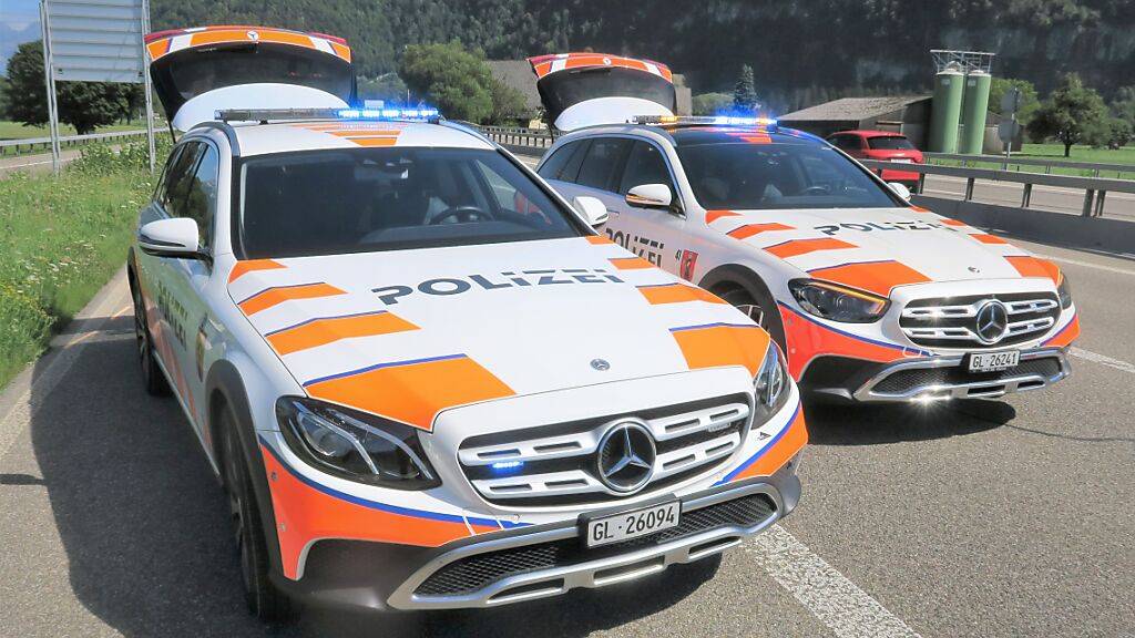 Die Glarner Polizei sucht die lenkende Person eines silbrigen Volvos, die am Donnerstag beim Autobahnzubringer in Niederurnen ein gefährliches Fahrmanöver vollführte. (Symbolbild)