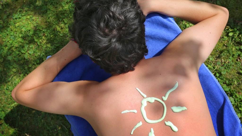 Sonnencreme hilft beim Schutz gegen Hautkrebs. Die französische Krebsliga und die Deutsche Krebshilfe warnen vor übertriebenem Sonnenbaden in diesem Sommer.