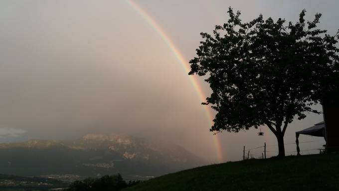 Prächtiger Regenbogen über dem Rheintal