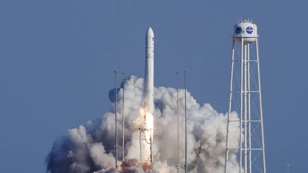Die Antares-Rakete von Northrop Grumman hebt von der Startrampe des NASA-Testgeländes in Wallops Island ab. Die Rakete trägt ein Cygnus-Raumschiff, das die Internationale Raumstation mit Nachschub versorgen wird. Foto: Steve Helber/AP/dpa
