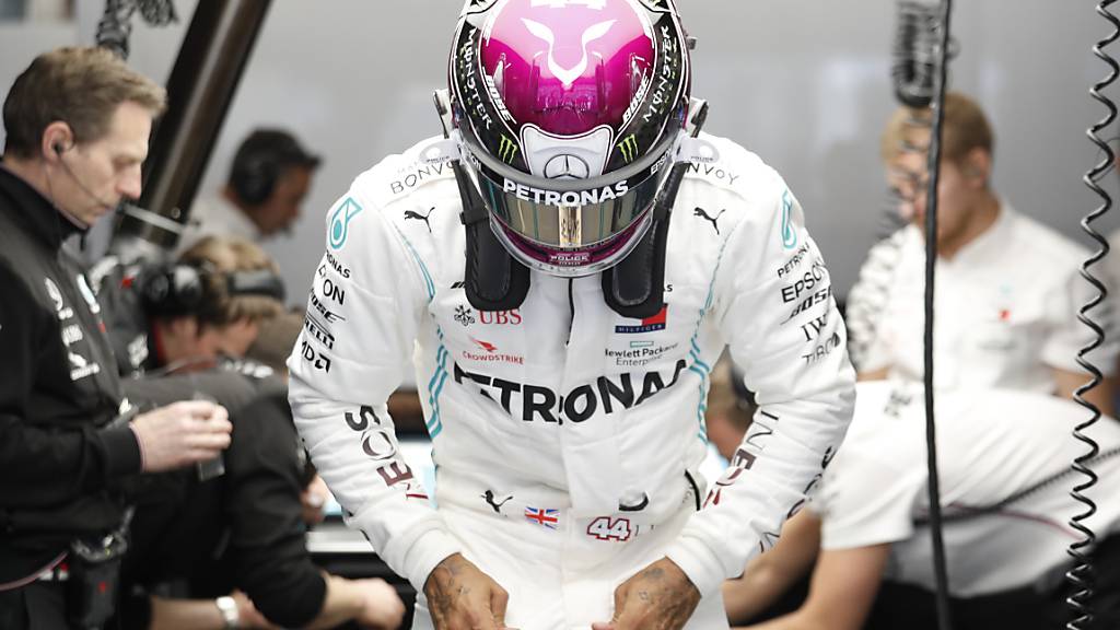 Bestzeit für den Weltmeister zum Auftakt der Formel-1-Testfahrten: Lewis Hamilton macht im Mercedes dort weiter, wo er 2019 aufgehört hat