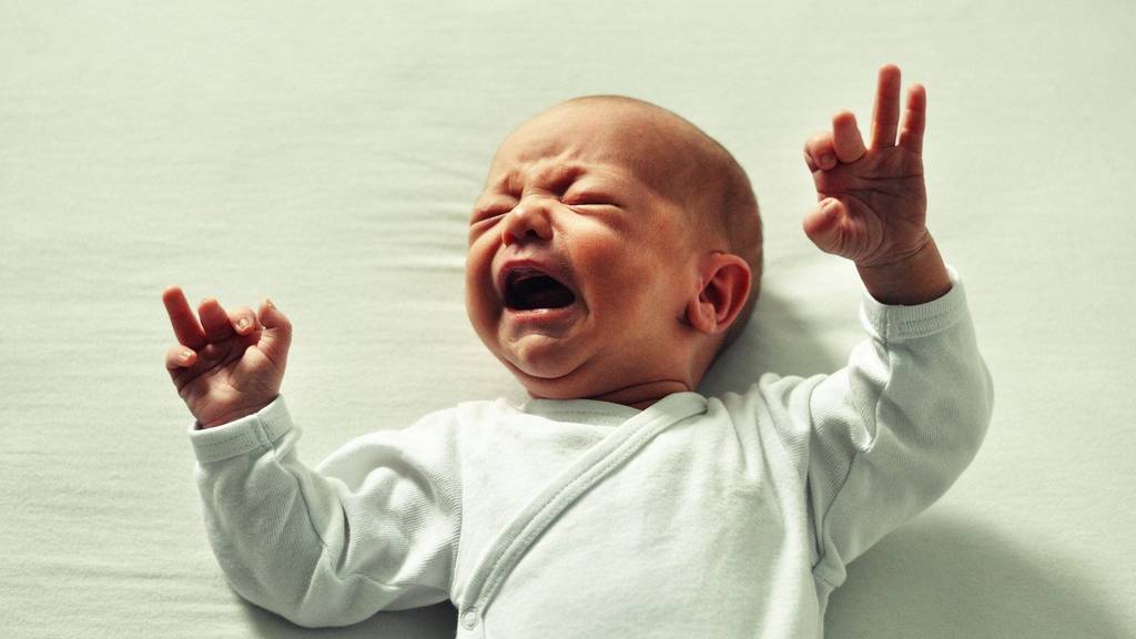 Laut Wissenschaft ein Wundermittel: Mit dem Baby auf dem Arm fünf Minuten rumlaufen und es dann sitzend weitere acht Minuten halten.
