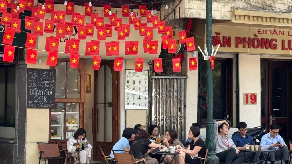 ARCHIV - Menschen sitzen in einem Café in Hanoi. Foto: Carola Frentzen/dpa/Symbolbild