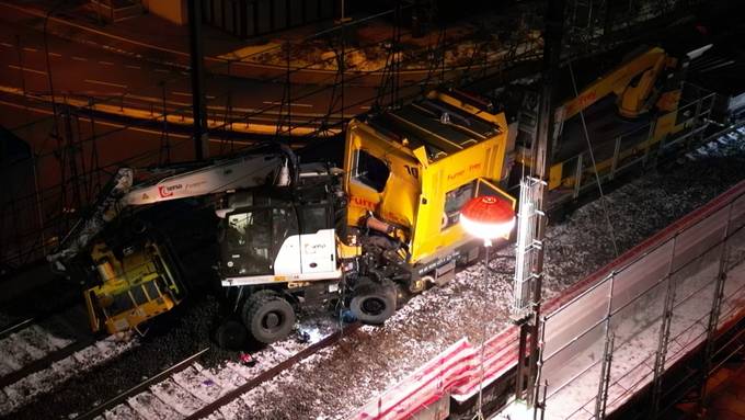 Führerloser Bauzug kracht in Gleisbagger – zwei Schwerverletzte