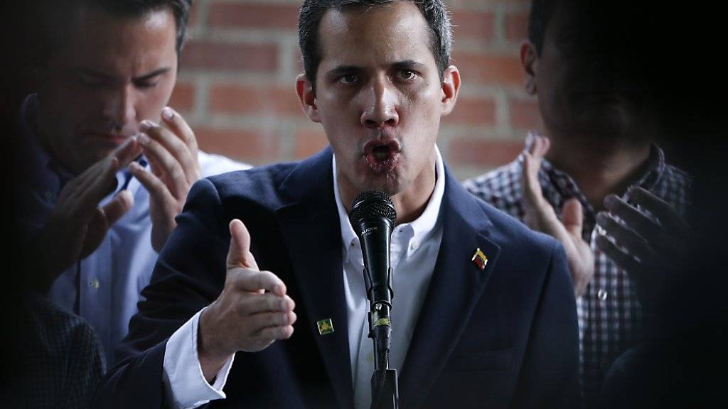 Im eskalierenden Machtkampf in Venezuela geraten die engsten Mitarbeiter des selbst ernannten Interimspräsidenten Juan Guaidó ins Visier der regierungstreuen Sicherheitskräfte.