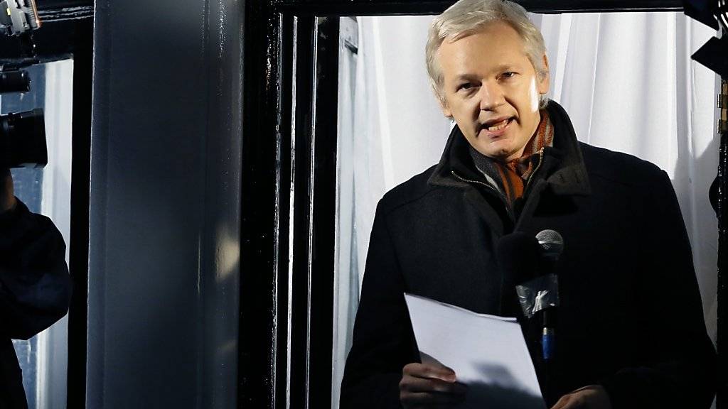 Julian Assange in der ecuadorianischen Botschaft in London. Seit Jahren sitzt der Gründer Enthüllungsplattform Wikileaks dort fest - nun hat ein UNO-Gremium dies als «willkürliche Haft» bezeichnet. (Archiv)