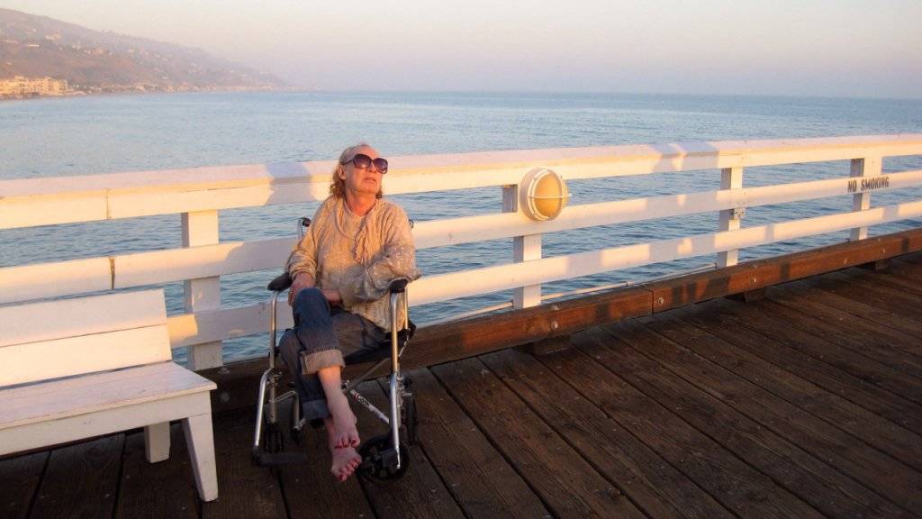 Holly Woodlawn geniesst auf diesem Bild aus dem Jahr 2012 die kalifornische Abendsonne - nun ist sie mit 69 Jahrengestorben. (Archiv)