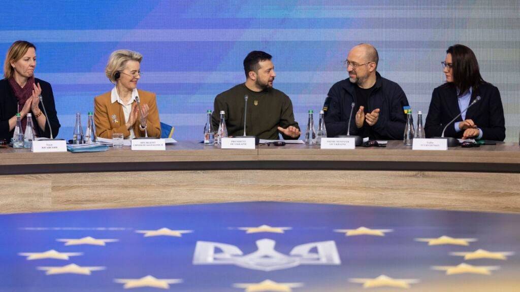 HANDOUT - Ilze Juhansone (l-r), Ursula von der Leyen, Wolodymyr Selenskyj, Denys Schmyhal und Julija Swyrydenko nehmen am EU-Ukraine-Gipfel im Jahr 2023 teil. Foto: Uncredited/Ukrainian Presidential Press Office/AP/dpa