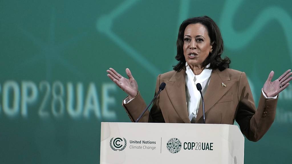 US-Vizepräsidentin Kamala Harris spricht auf dem UN-Klimagipfel COP28. Foto: Kamran Jebreili/AP/dpa
