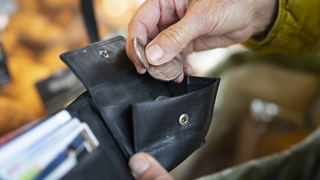 Bar oder Karte? In der Schweiz finden laut einer Umfrage 85 Prozent Bargeld sympathisch. (Archivbild)