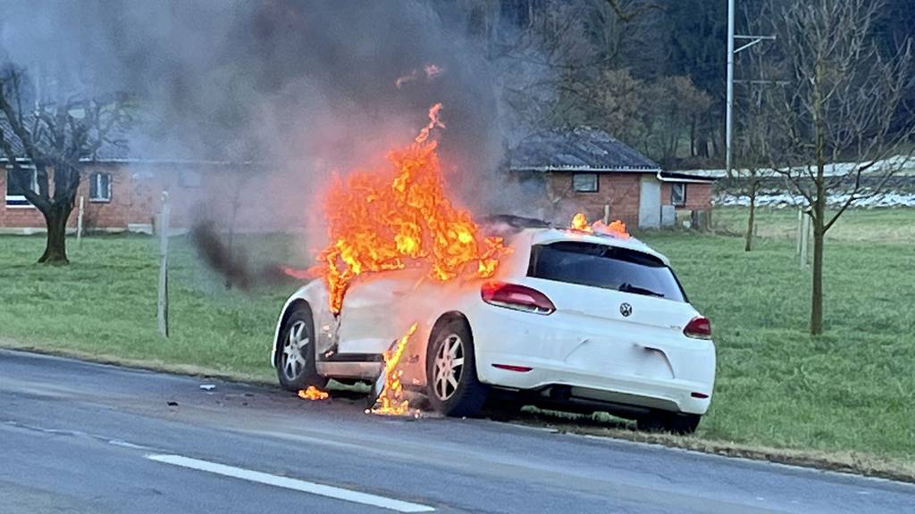 20'000 Franken Schaden: VW brennt auf Kantonsstrasse aus