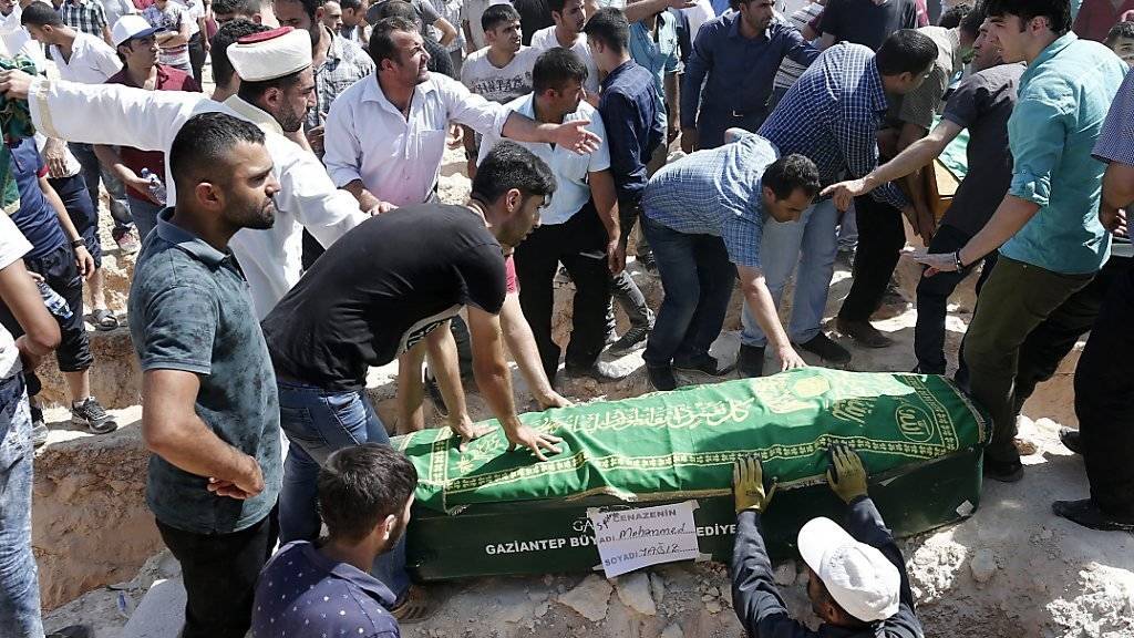 Eines der Opfer des Anschlags auf eine Hochzeitsgesellschaft in Gaziantep wird beigesetzt - die meisten Opfer waren Kinder und Jugendliche.