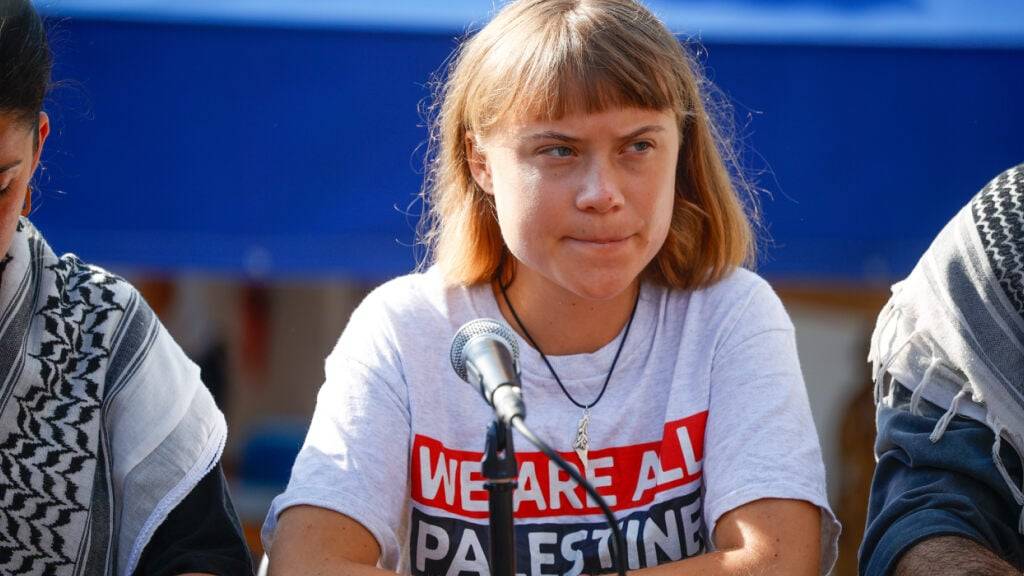 Aktivistin Greta Thunberg während einer Pressekonferenz vor der Verabschiedung der Global Sumud Flotilla in Barcelona. Foto: Kike Rincón/EUROPA PRESS/dpa