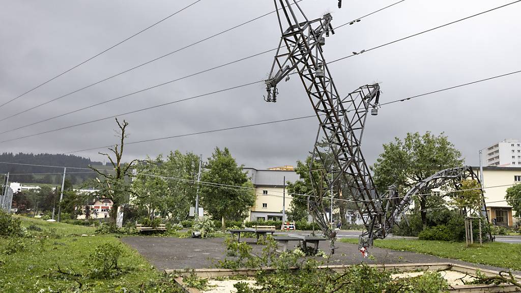 Sogar Strommasten wurden beim Sturm vom Montag aus der Verankerung gerissen.