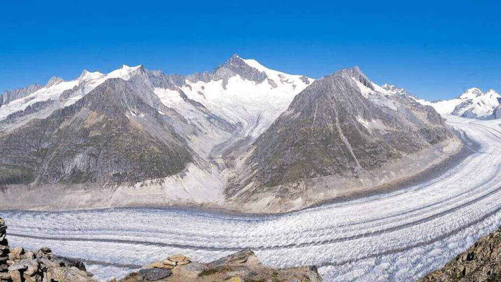 Ein 24-jähriger Mann ist am Samstag beim Abstieg vom Aletschhorn (Mitte) abgestürzt und verstorben.