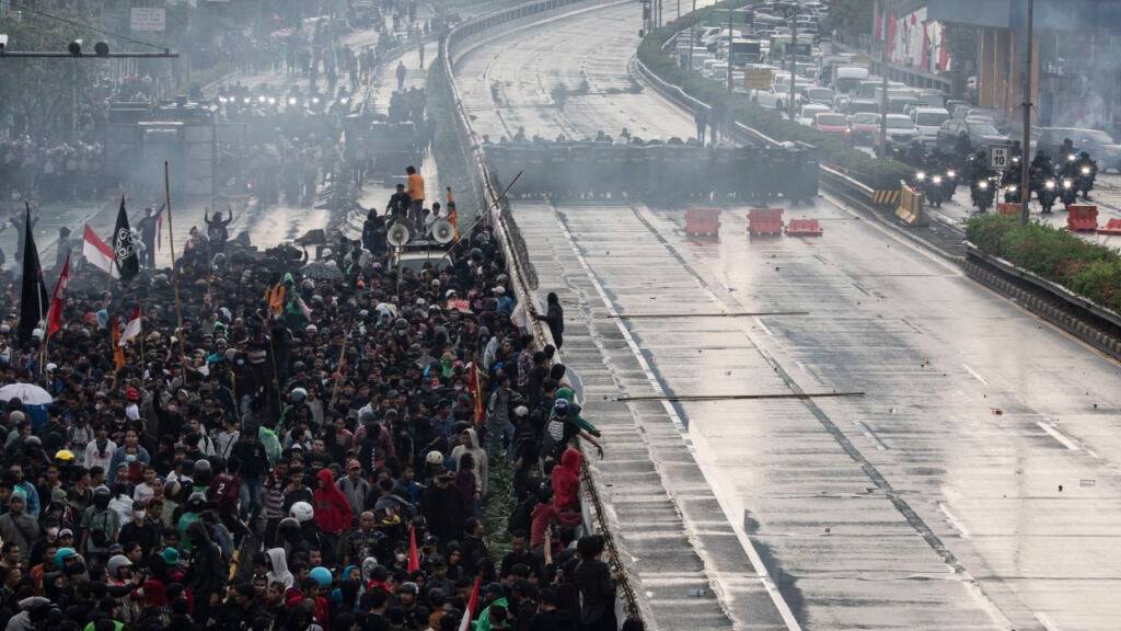 dpatopbilder - Teilnehmer einer Demonstration protestieren vor dem indonesischen Repräsentantenhaus gegen die üppigen Zulagen für Parlamentsmitglieder. Foto: Donal Husni/ZUMA Press Wire/dpa