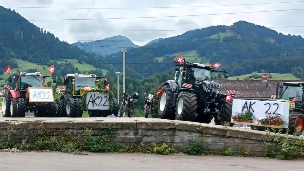 Nesslauer Jugendliche fahren am letzten Schultag mit Traktor zur Schule – Rektorin ruft Polizei