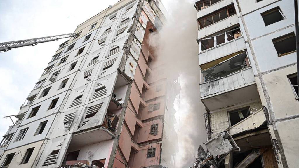 HANDOUT - Blick auf einen teilweise eingestürzten Wohnblock in Belgorod nach einem Raketenangriff der ukrainischen Streitkräfte. Foto: Uncredited/Belgorod region governor Vyacheslav Gladkov telegram channel/AP/dpa - ACHTUNG: Nur zur redaktionellen Verwendung im Zusammenhang mit der aktuellen Berichterstattung und nur mit vollständiger Nennung des vorstehenden Credits