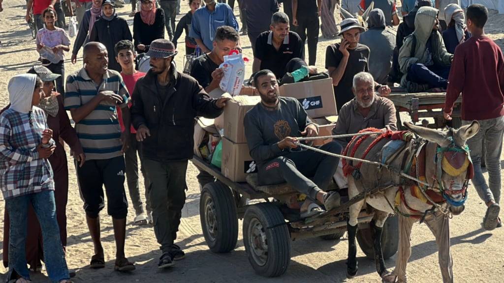 ARCHIV - Palästinenser, die Hilfe suchen, versammeln sich in der Nähe einer Hilfsgüterverteilungsstelle der von den USA unterstützten Gaza Humanitarian Foundation (GHF) in Rafah im südlichen Gazastreifen. Foto: Abdullah Abu Al-Khair/APA Images via ZUMA Press Wire/dpa/Archiv