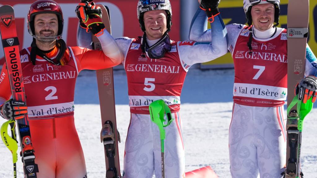 Loïc Meillard (links) wird hinter Timon Haugan (Mitte) Zweiter - Henrik Kristoffersen komplettiert das Podest