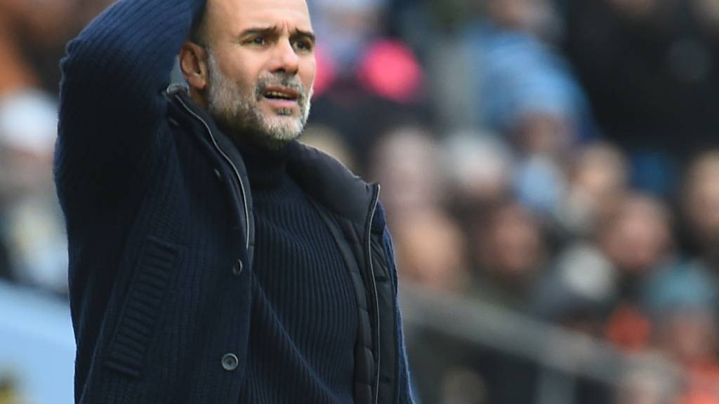 Pep Guardiola kann kaum fassen, was er sieht: Fehler von Akanji, verschossener Penalty von Haaland, 1:1 gegen Everton