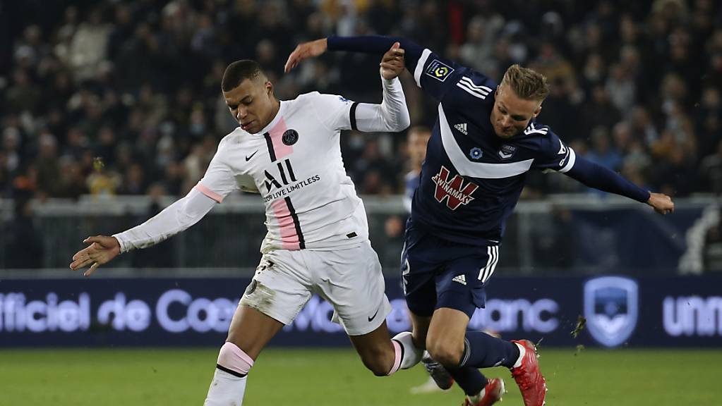 Kylian Mbappé bringt Bordeaux' Stian Gregersen in Schwierigkeiten.
