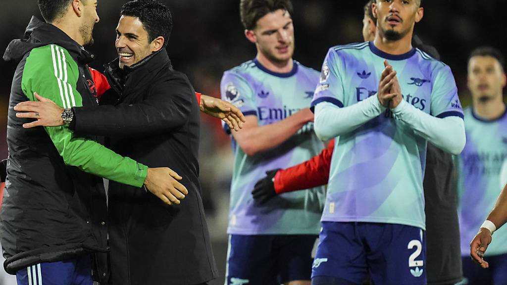 Arsenals Trainer Mikel Arteta (in schwarz) und seine Spieler bejubeln den 3:1-Auswärtssieg in Brentford - auch ohne Kai Havertz und Bukayo Saka