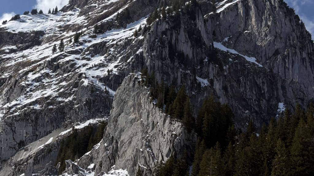 Der Abstieg vom Grossen Mythen im Kanton Schwyz endete für einen der beiden Berggänger wegen einer Gleitschneelawine tödlich.