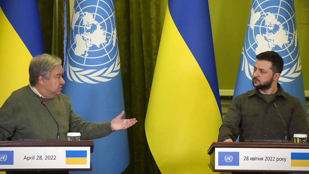 Wolodymyr Selenskyj (r), Präsident der Ukraine, und António Guterres, Generalsekretär der Vereinten Nationen, sprechen auf einer Pressekonferenz nach ihrem Treffen. Foto: Efrem Lukatsky/AP/dpa