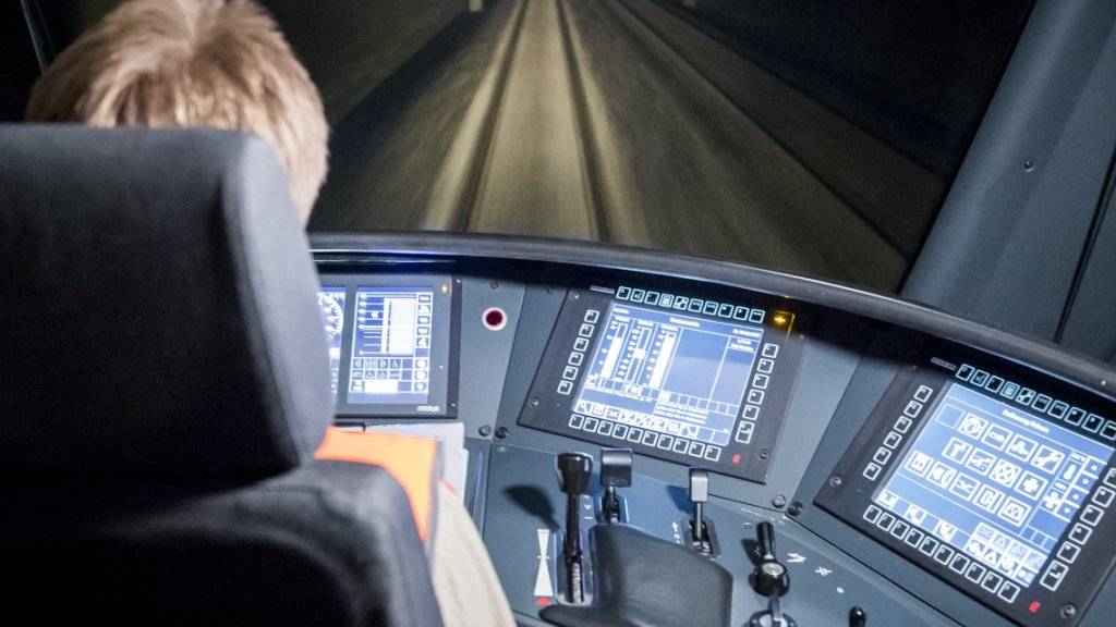 Eine Fahrt in einem Schnellzug zwischen Bern und Olten. Die SBB sind überzeugt, dass der Beruf des Lokführers auch in Zeiten der Automatisierung Zukunft haben wird.