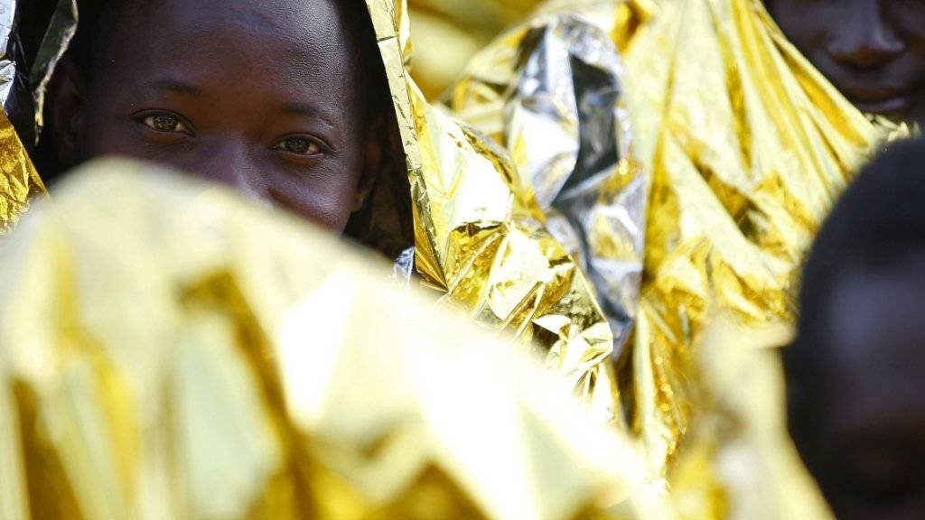 Die Rettungswacht griff diese Flüchtlinge in einem Boot zwischen Libyen und Malta auf: Die Zahl afrikanischer Hilfesuchenden, die über Italien nach Europa kommen, ist im Juli deutlich angestiegen.
