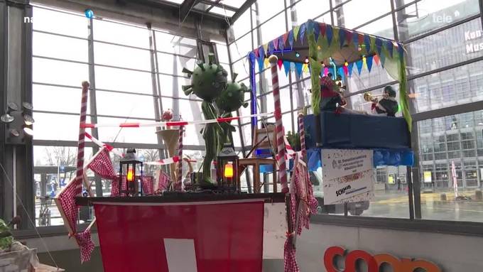Mini-Fasnacht: Guuggen hängen Basteleien am Bahnhof auf