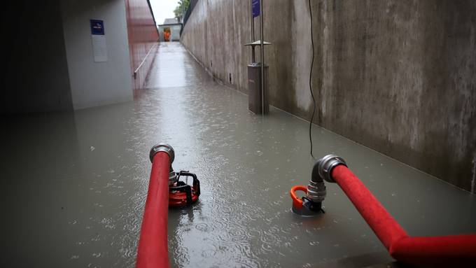 Gewitter sorgt für überschwemmte Bahnhöfe, Keller und Garagen