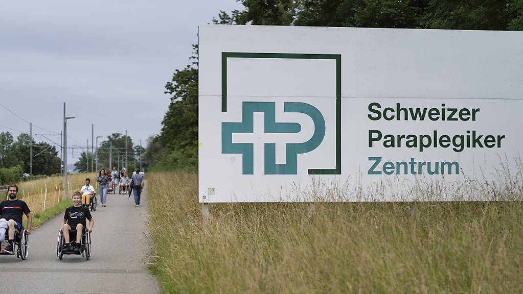 Das Logo der Paraplegiker-Stiftung ist blau gehalten. Jenes der Post zeigt auf gelbem Grund links ein rotes Schweizerkreuz und rechts ein schwarzes P. (Archivbild)