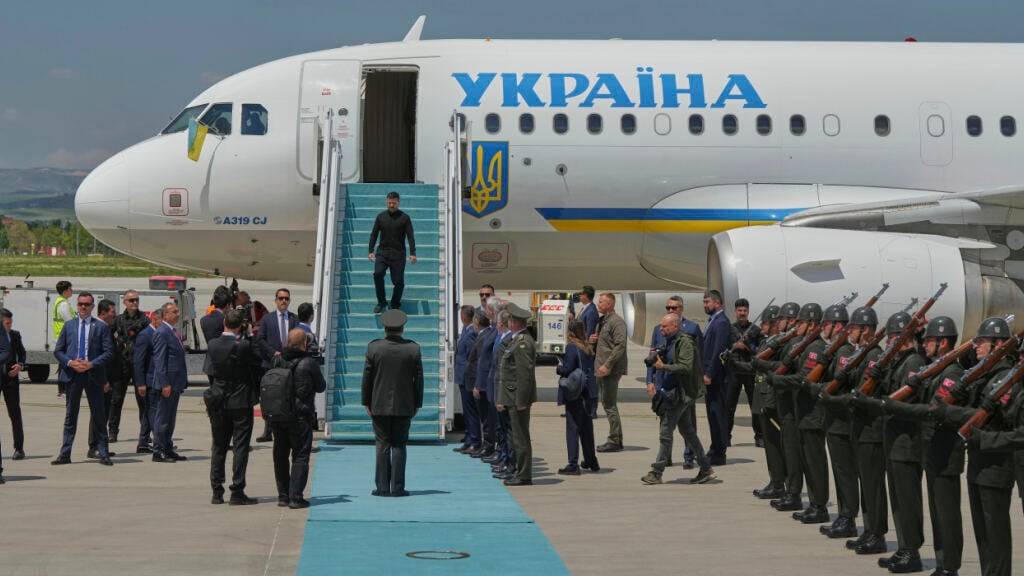 dpatopbilder - Ukraines Präsident Wolodymyr Selenskyj kommt im Flugzeug in Ankara an. Foto: Evgeniy Maloletka/AP/dpa