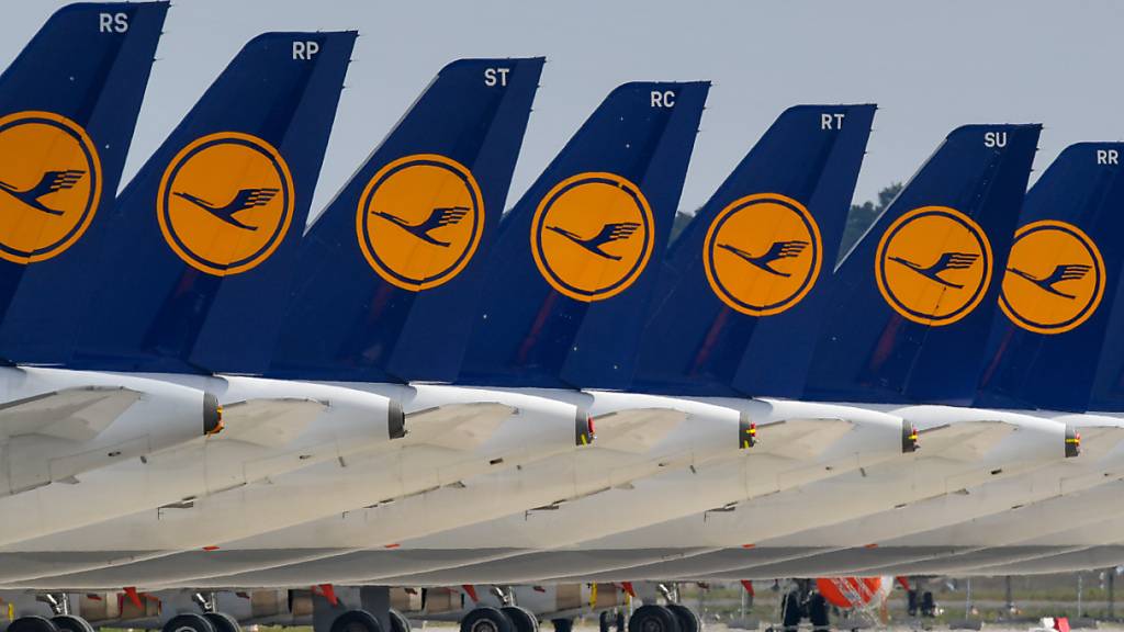 Die Lufthansa braucht im Kampf gegen die Corona-Krise die 9 Milliarden Euro Staatshilfe womöglich nicht vollständig. Es könnte sein, dass die Lufthansa die Summe nicht ganz brauche, sagte Konzernchef Carsten Spohr. (Archiv)