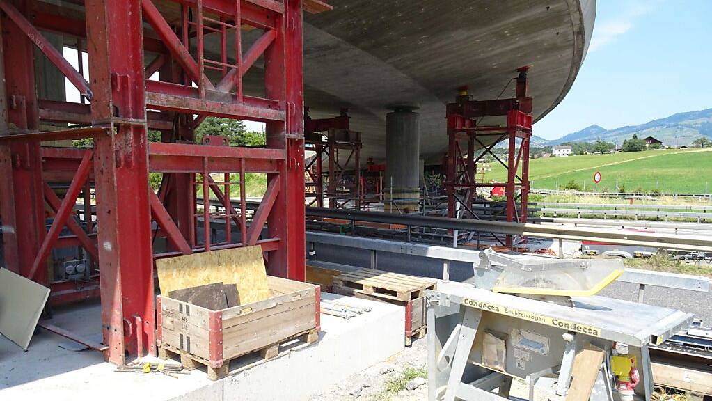 Wegen Bauarbeiten auf der Unterseite einer Autobahnbrücke kommt es auf der Autobahn A8 in Spiez im August vorübergehend zu Sperrungen.