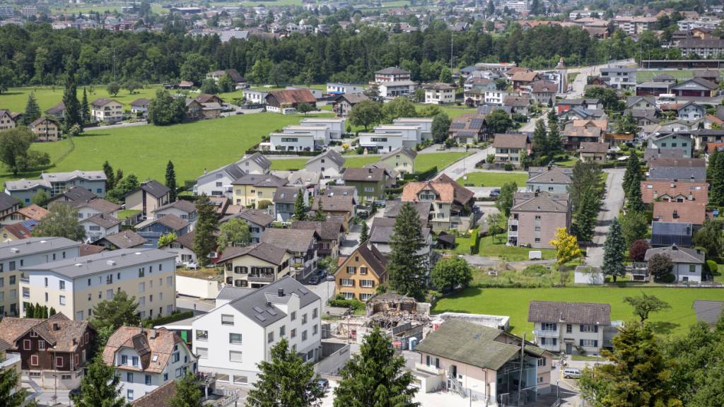 Das Verkehrsaufkommen in der Urner Gemeinde Schattdorf nahm in den letzten Monaten einzig auf der Dorfstrasse zu. (Dorfansicht aus dem Archiv)