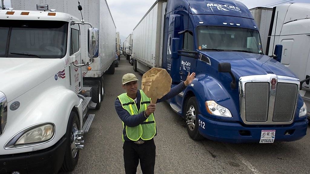 Lastwagen warten auf die Grenzabfertigung in der mexikanischen Stadt Tijuana. US-Präsident Trump droht, alle Importe aus Mexiko ab Montag mit Sonderzöllen in Höhe von fünf Prozent zu belegen.(Archivbild)