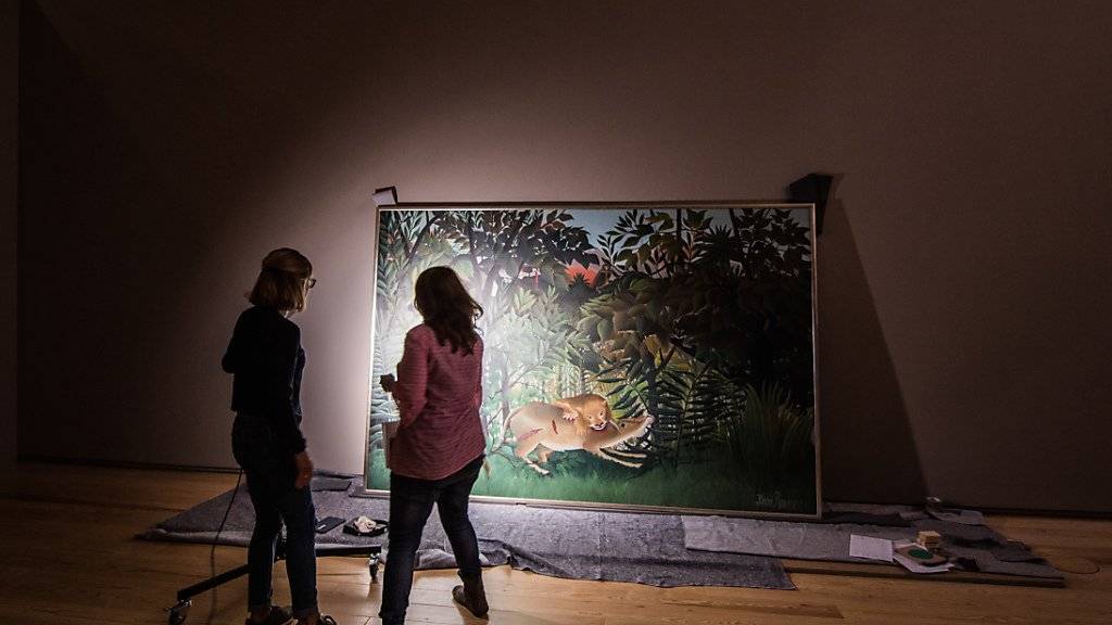 Zwei Restauratorinnen begutachten das Kunstwerk «Der hungrige Loewe wirft sich auf die Antilope» von Henri Rousseau: Das Bild war von Basel nach Frankfurt gereist und wird dort bis 3. Februar zu sehen sein