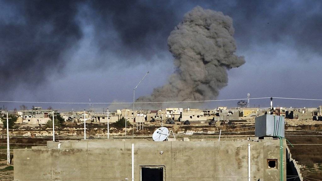 Rauch steigt auf, nach einem Luftangriff der US-geführten Koalition auf IS-Stellungen (Symbolbild)